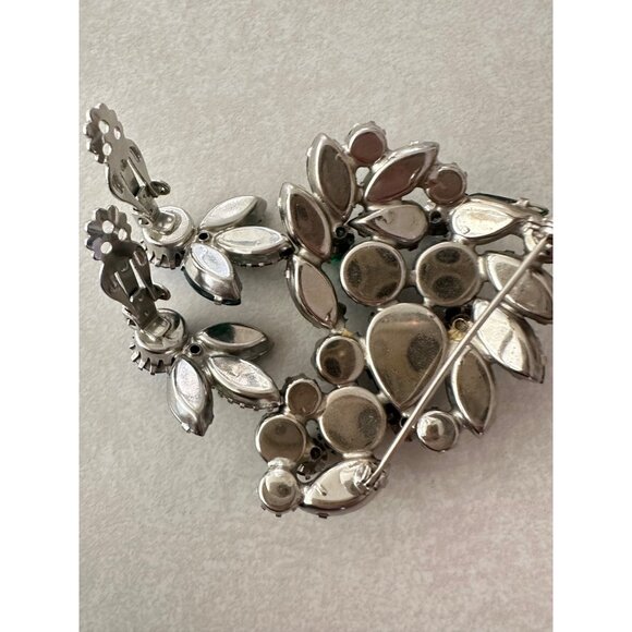 Vintage silver tone green blue aurora borealis rhinestones brooch clip earrings - Picture 8 of 10